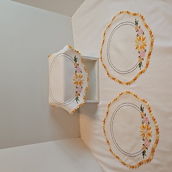 Hand Crafted Needlepoint Doily Circular Set-5 Botanical yellow floral farmhouse - Picture 4 of 17